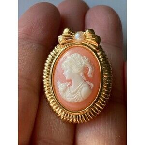 Vintage gold tone Cameo pin